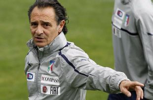 Cesare Prandelli is concerned by Italy's form